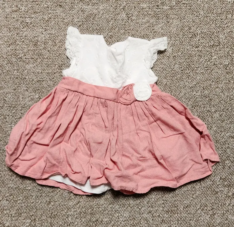 Vestido de bebé rosa con encaje blanco