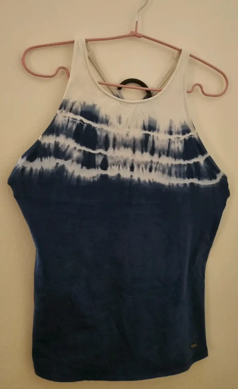 Polera sin mangas tie-dye azul y blanco - 1