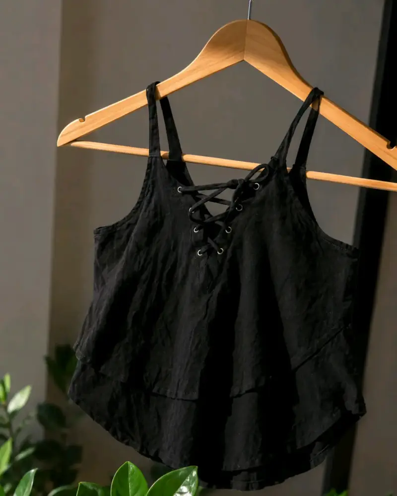 Top negro con tirantes y diseño cruzado