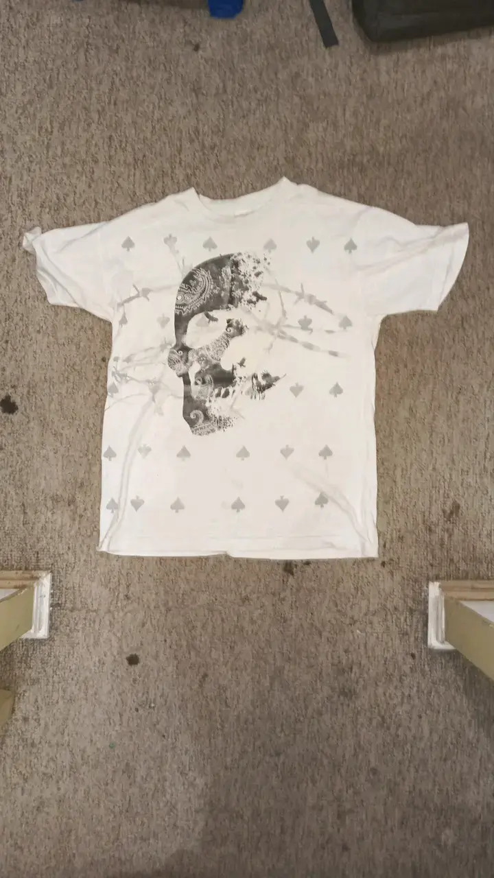Polera blanca con diseño de calavera talla m