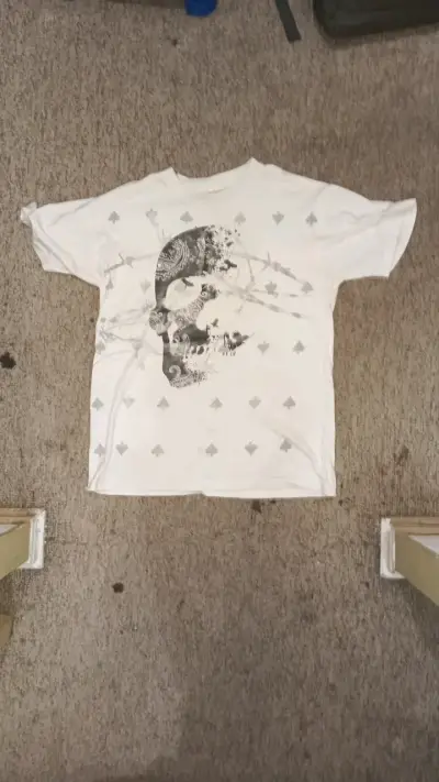 Polera blanca con diseño de calavera talla m - miniatura 1