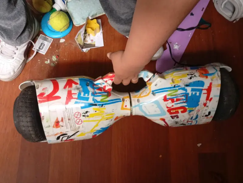 Hoverboard eléctrico con diseño colorido - 2