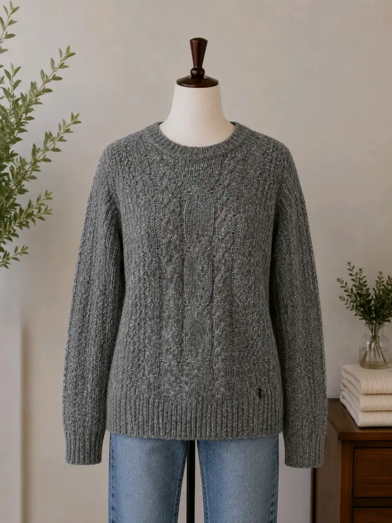 Suéter gris de lana tejido para mujer
