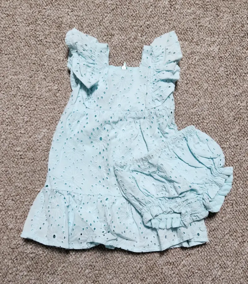 Vestido celeste de encaje para niña