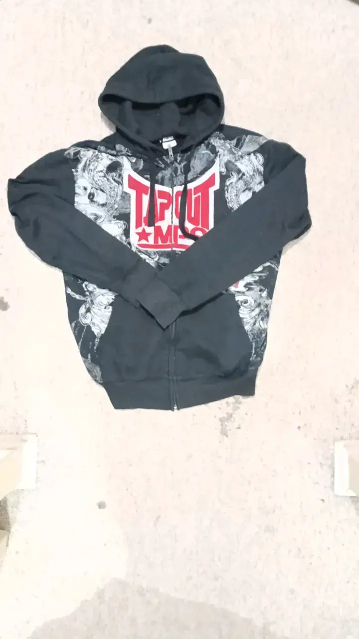 Polerón  Tapout negro y gris con diseño