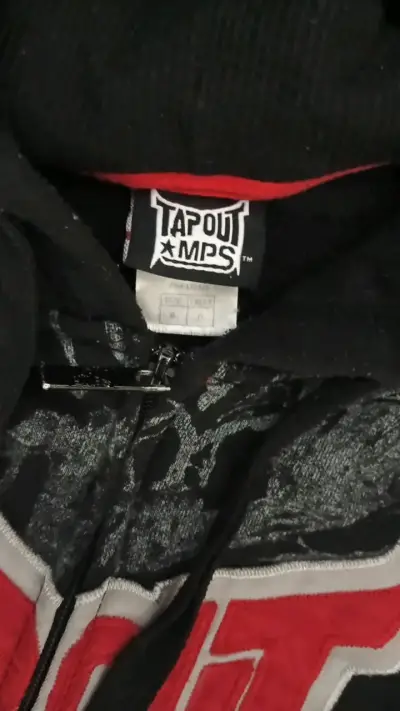 Polerón  Tapout negro y gris con diseño - miniatura 2