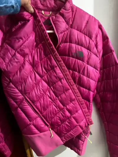 Chaqueta de plumas rosa The North Face para mujer - miniatura 6