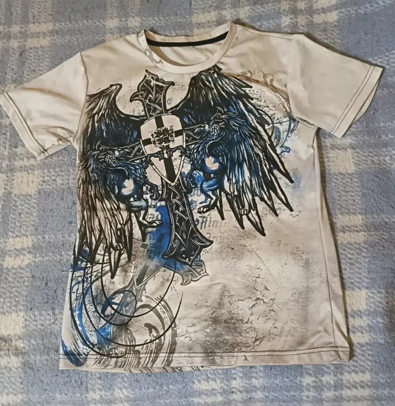 Polera blanca y2k con estampado gráfico