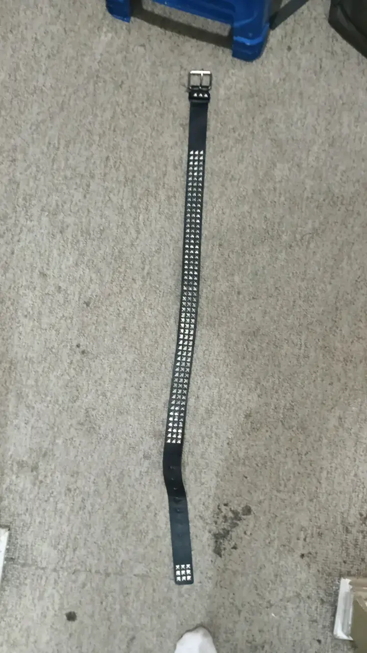 Cinturón de cuero negro con tachas metálicas-106cm
