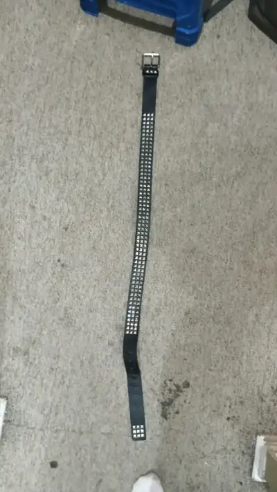 Cinturón de cuero negro con tachas metálicas-106cm - miniatura 1
