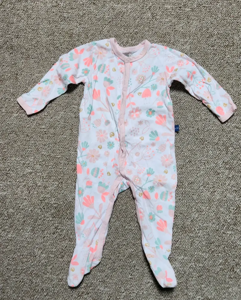 Pijamas de bebé con estampado floral