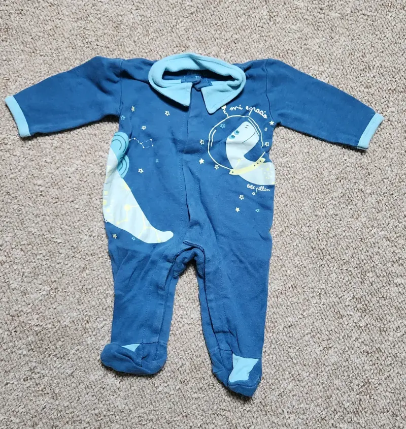 Pijama de bebé azul con diseño espacial
