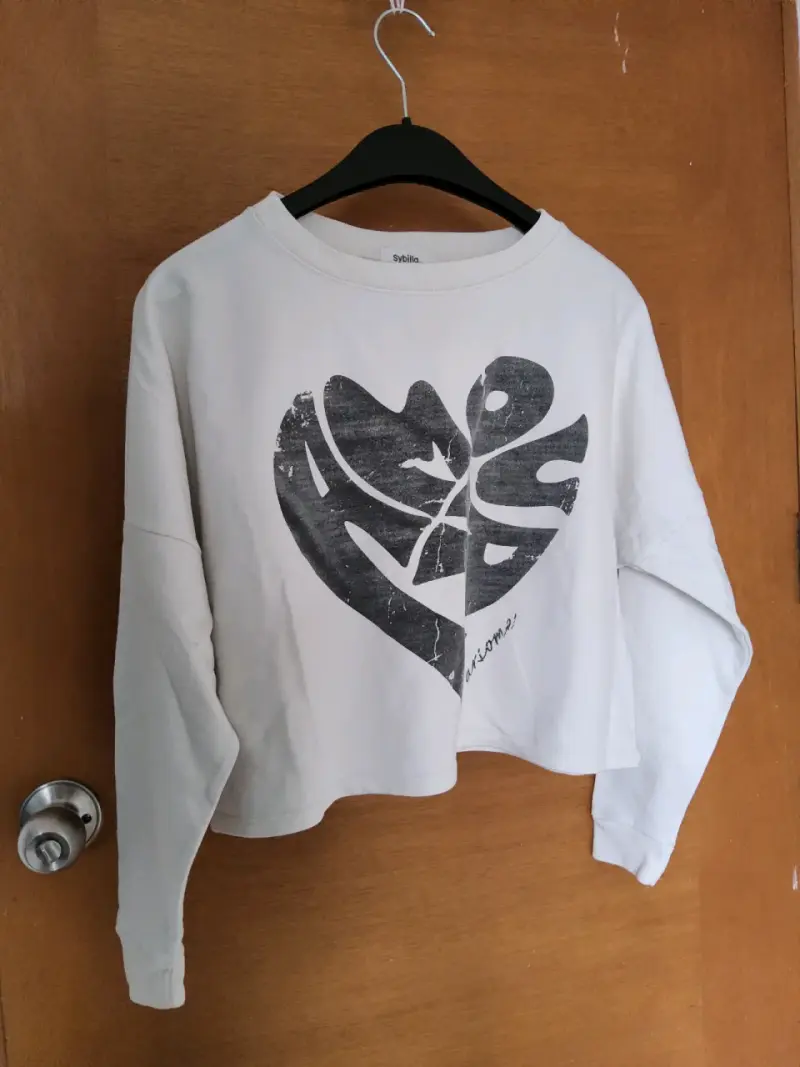 Polerón blanco con diseño de corazón - 1