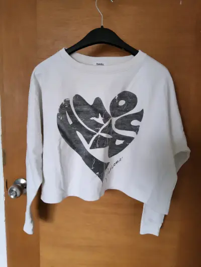 Polerón blanco con diseño de corazón - miniatura 2