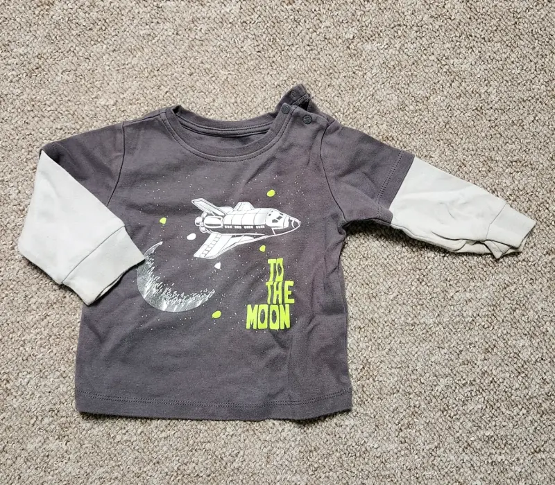 Polera infantil gris con diseño espacial