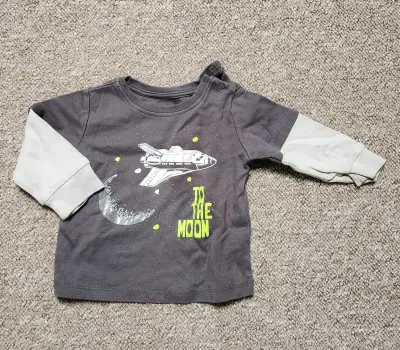 Polera infantil gris con diseño espacial - miniatura 1