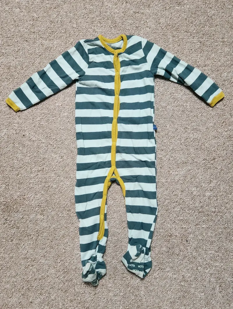 Polera infantil gris con diseño espacial - 2