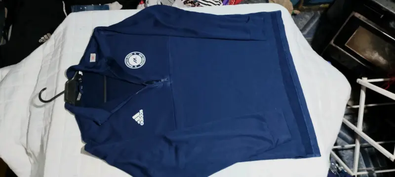 Polerón azul Adidas con logo bordado