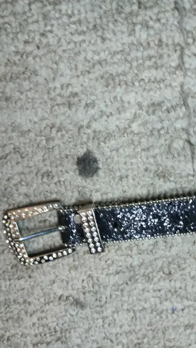 Cinturón negro con brillantes y hebilla decorativa - miniatura 2