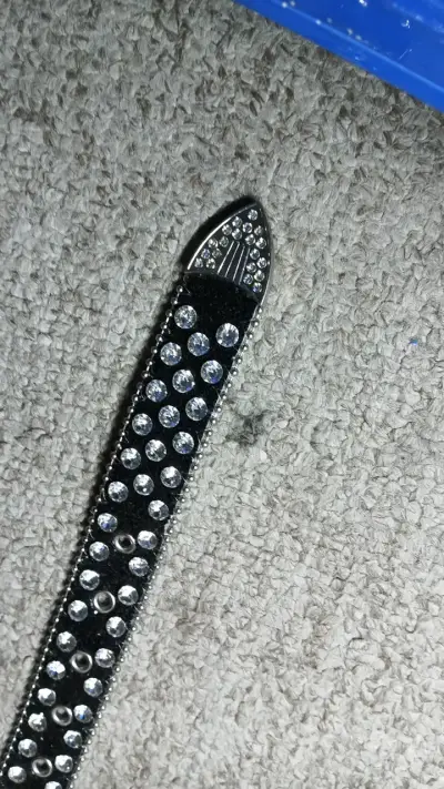 Cinturón negro con brillantes y hebilla decorativa - miniatura 4