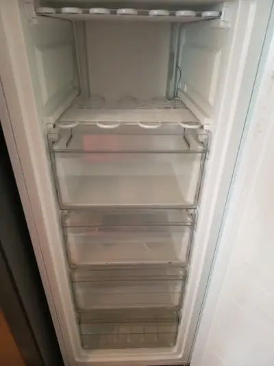 Congelador vertical Midea A+ 175L - miniatura 3