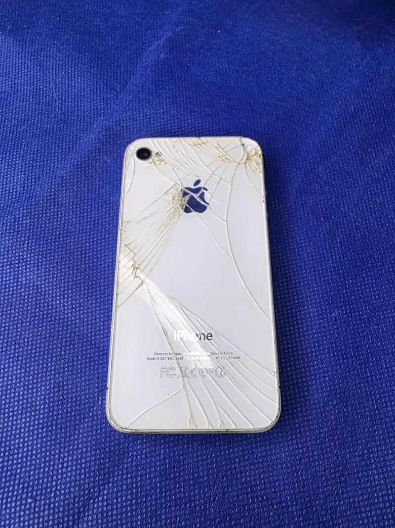 iPhone 4S, 6GB con tapa trasera rota - 2