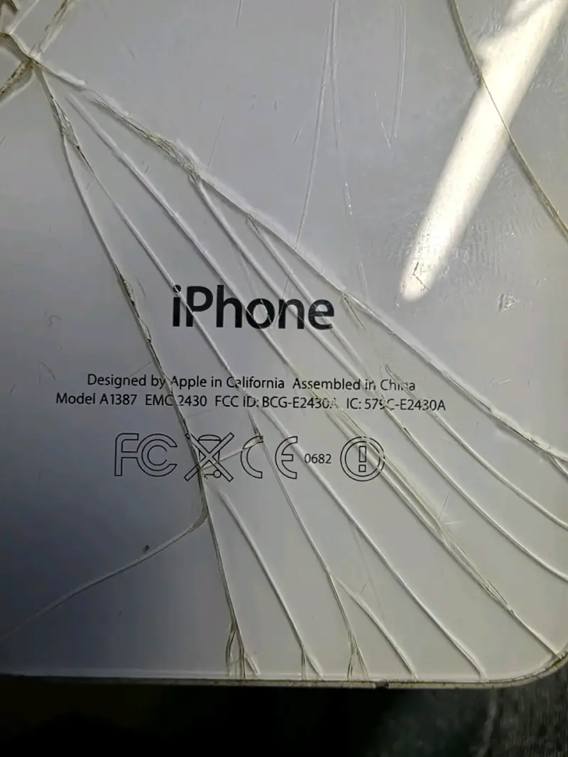iPhone 4S, 6GB con tapa trasera rota - 4