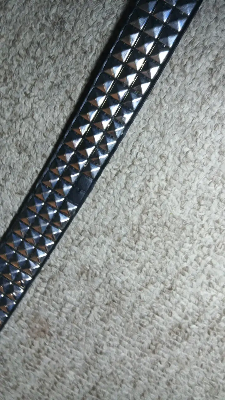 Cinturón de cuero negro con tachas metálicas - 2