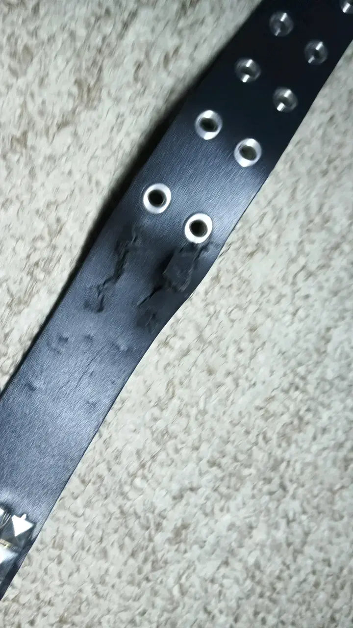 Cinturón de cuero negro con tachas metálicas - 3
