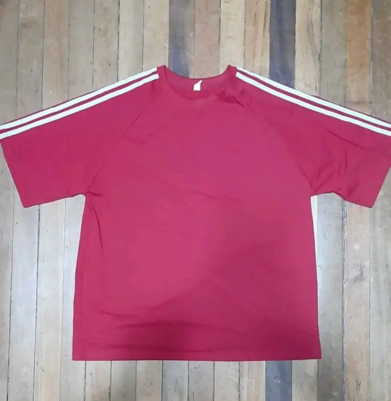 Polera roja con rayas en las mangas - 1
