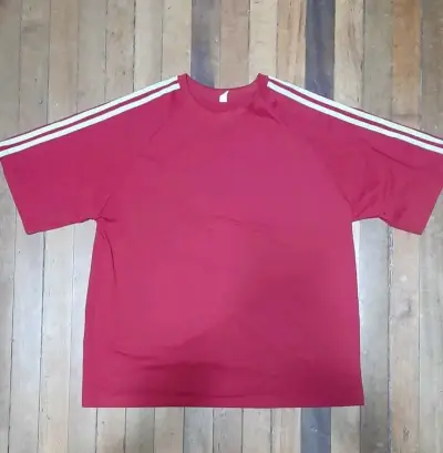 Polera roja con rayas en las mangas - miniatura 1