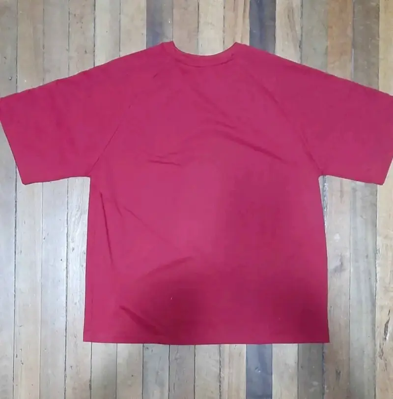 Polera roja con rayas en las mangas - 2