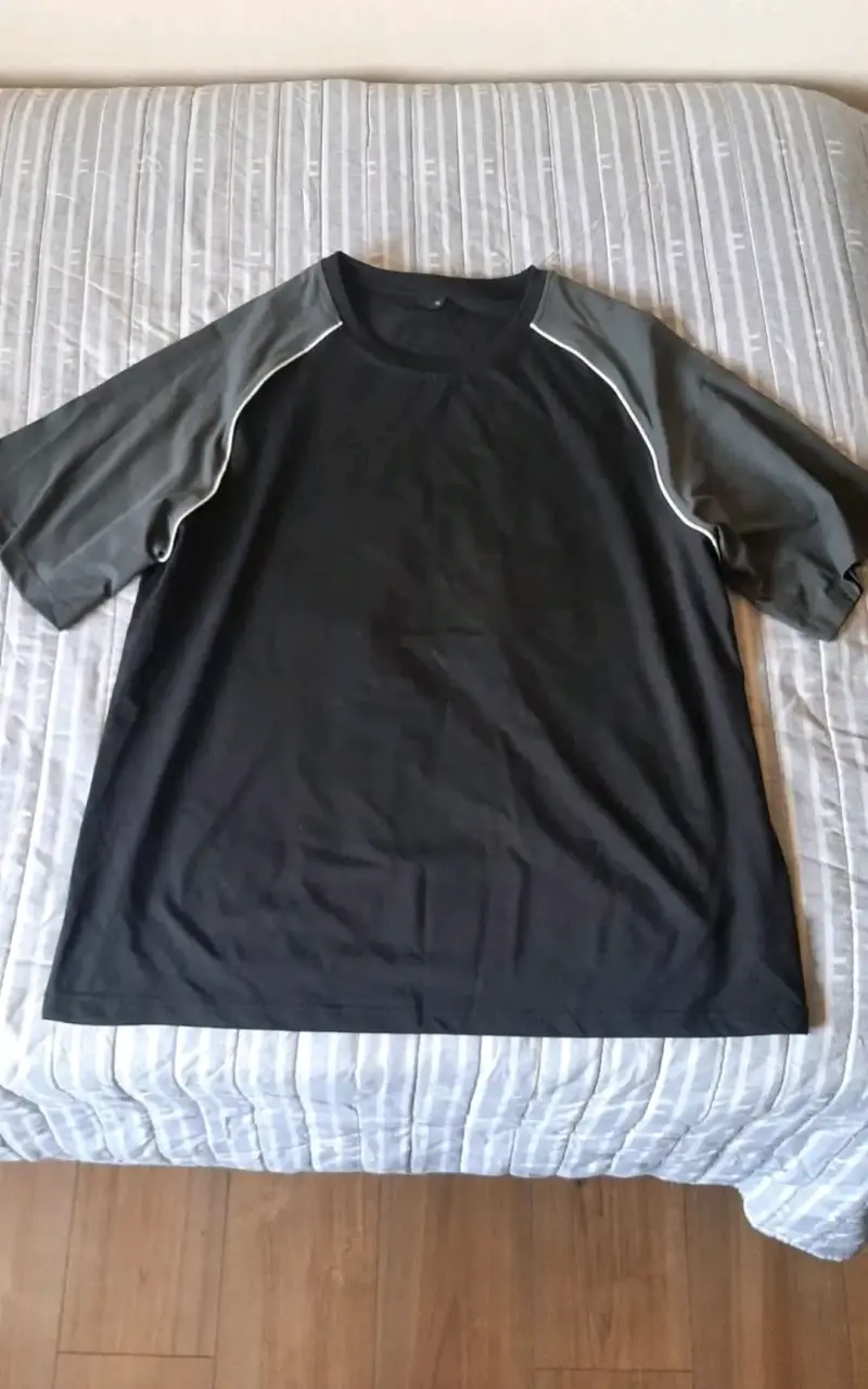Polera deportiva negra con mangas grises - 1