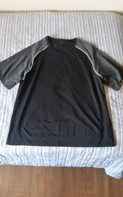 Polera deportiva negra con mangas grises - miniatura 1