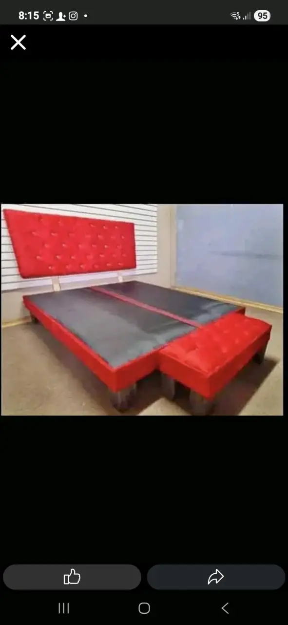 Cama tapizada roja con cabecera
