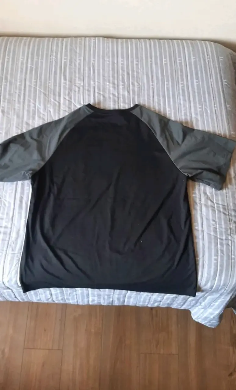 Polera deportiva negra con mangas grises - 2