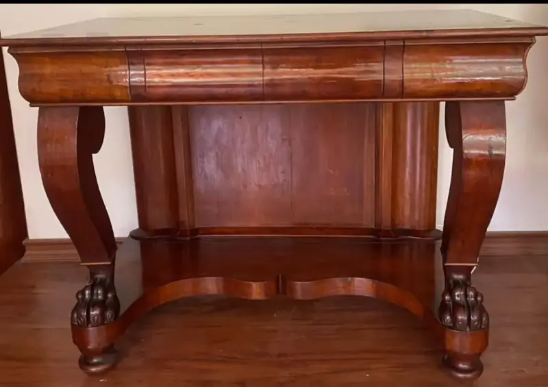 Mesa de madera antigua con patas talladas - 1