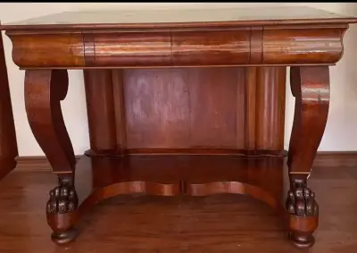 Mesa de madera antigua con patas talladas - miniatura 1