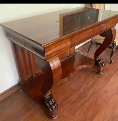 Mesa de madera antigua con patas talladas - miniatura 3
