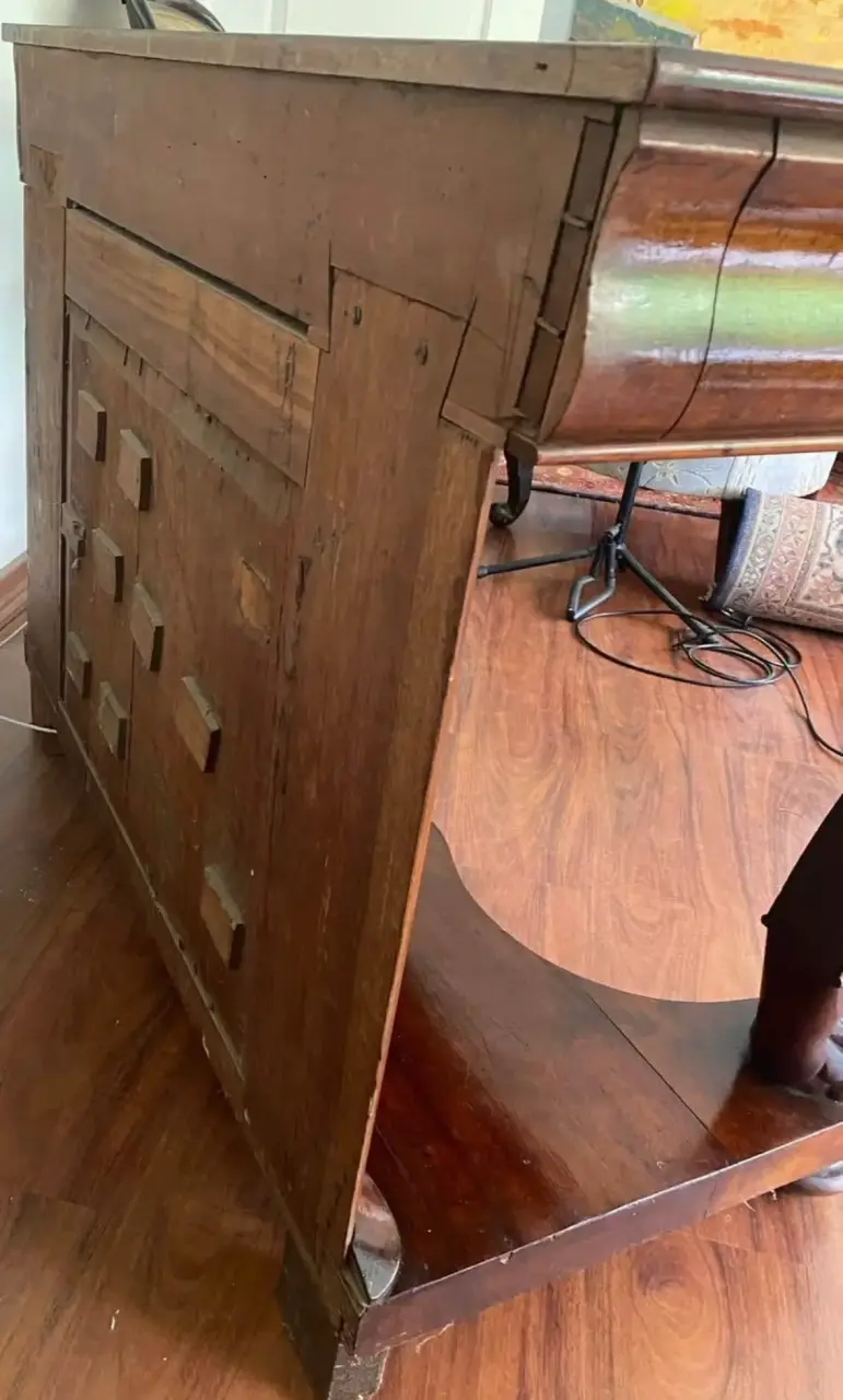 Mesa de madera antigua con patas talladas - 4