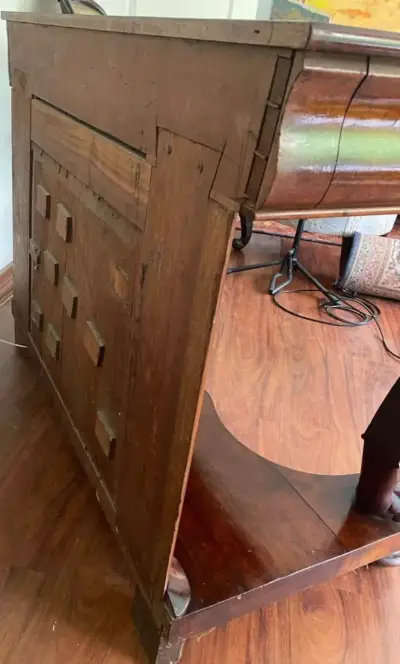 Mesa de madera antigua con patas talladas - miniatura 4