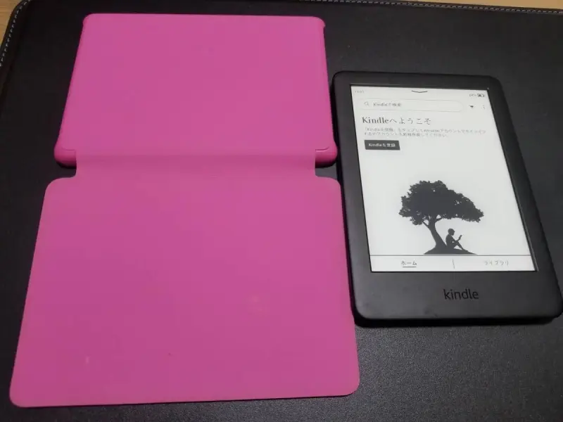 Kindle con funda rosa en buen estado - 1