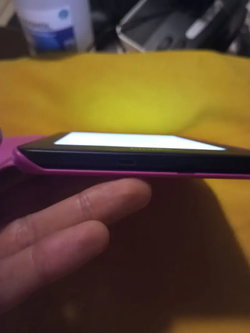 Kindle con funda rosa en buen estado - 2