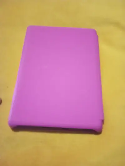 Kindle con funda rosa en buen estado - miniatura 3