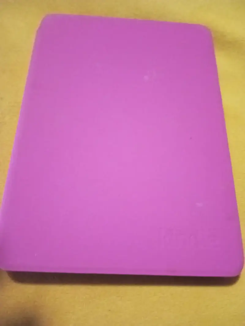 Kindle con funda rosa en buen estado - 4