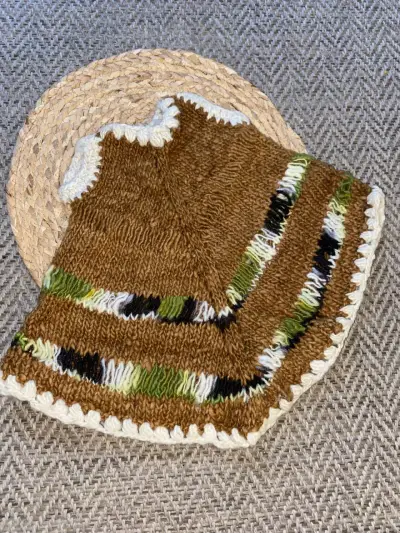 Poncho de lana tejido a mano para bebé - miniatura 2