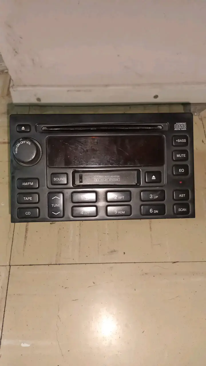 Radio de auto con CD y cassette - 1