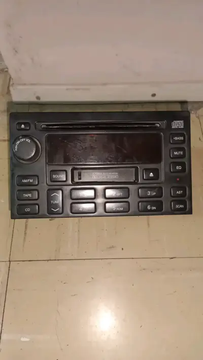 Radio de auto con CD y cassette - miniatura 1