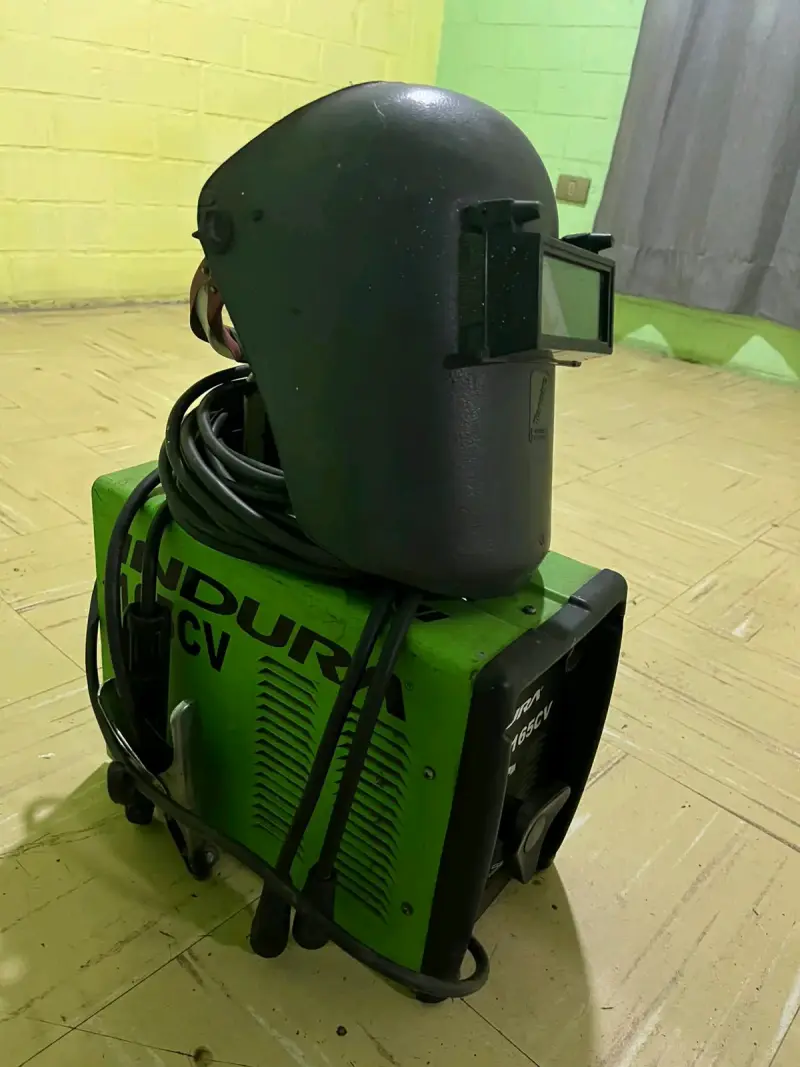 Soldadora Inverter Indura 165CV con Máscara - 1