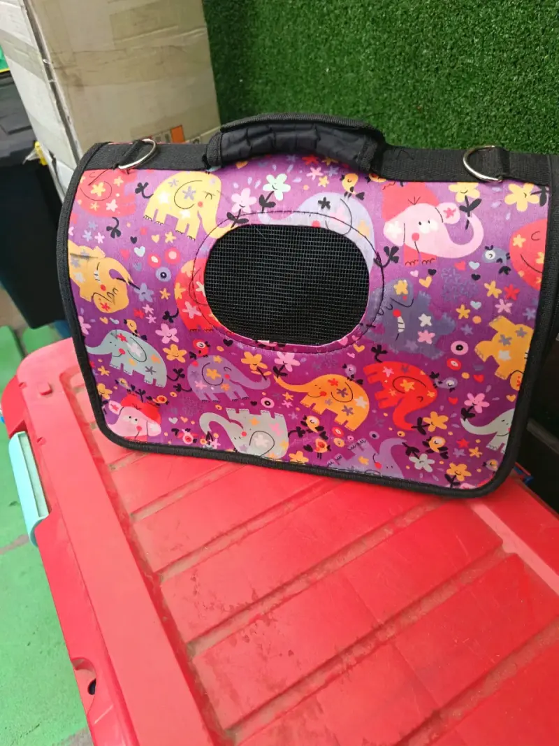Transportadora de mascotas con diseño colorido - 1